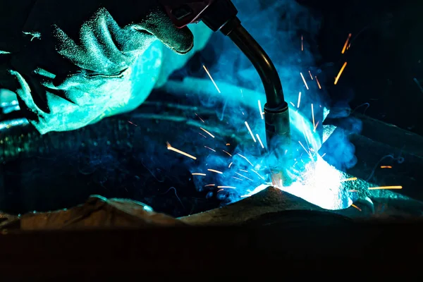 Svetsare Verkstad Tillverkar Och Ansluter Metallkonstruktioner Arbetare Skyddsmask Utför Svetsarbete — Stockfoto