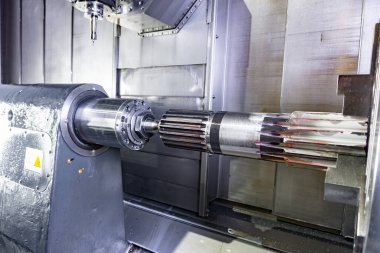 Makine merkezindeki değirmen makinesine dişleri olan eğimli bir şaft yerleştirildi..