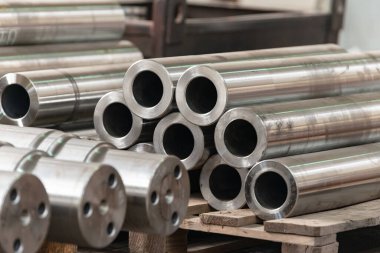 Atölyedeki askıyı çevirdikten sonra silindirik bir çubuk..