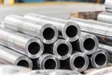 Atölyedeki askıyı çevirdikten sonra silindirik bir çubuk..