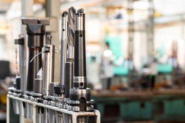 Rafta kesici ve matkapları olan konik ve collet kılavuz, değirmen makinesi için aksesuarlar.