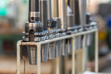 Rafta kesici ve matkapları olan konik ve collet kılavuz, değirmen makinesi için aksesuarlar.