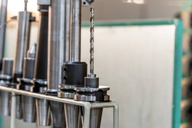 Rafta kesici ve matkapları olan konik ve collet kılavuz, değirmen makinesi için aksesuarlar.