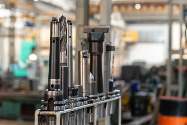 Rafta kesici ve matkapları olan konik ve collet kılavuz, değirmen makinesi için aksesuarlar.