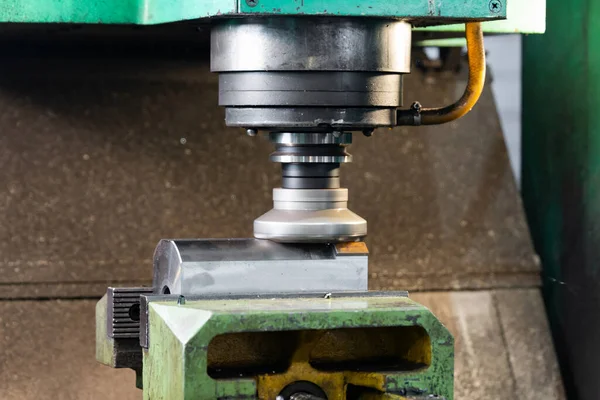Hızlı Lehimlemeli Hızlı Kesim Yapan Bir Değirmen Cnc Makinesinde Metal — Stok fotoğraf