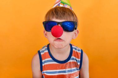 Güneş gözlüklü çılgın palyaço kameraya surat asıyor..