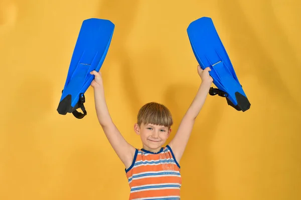 Niño Con Una Camiseta Rayas Sostiene Aletas Azules Sobre Cabeza —  Fotos de Stock