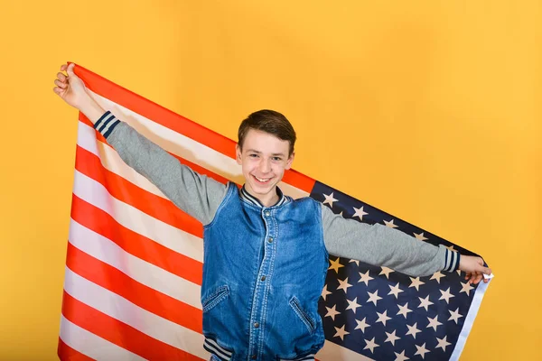 Nastolatek Trzyma Amerykańską Flagę Rękach Plecami — Zdjęcie stockowe