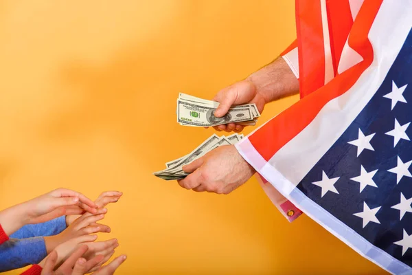 Рука Человека Американским Флагом Передает Деньги Детские Руки Понятие Зависимости — стоковое фото