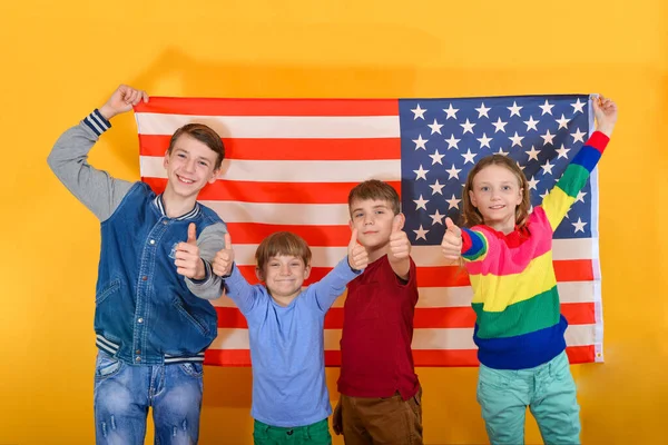 Niños Felices Alegres Ondeando Bandera Americana Concepto Protección Patrocinio Los — Foto de Stock