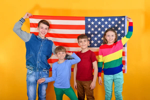 Glada Och Glada Barn Som Seglar Amerikansk Flagg Begreppet Skydd — Stockfoto