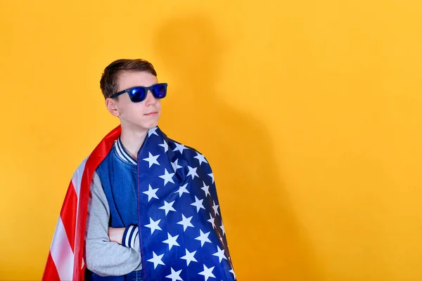 Nastolatek Okularach Przeciwsłonecznych Amerykańską Flagą Ramionach Odwraca Wzrok Koncepcja Pewności — Zdjęcie stockowe