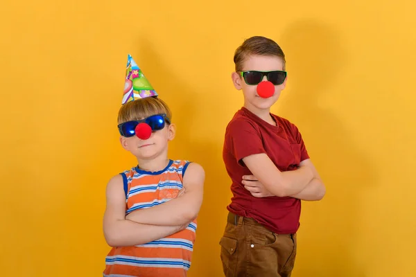 Двоє Хлопчиків Клоунним Носом Сонцезахисних Окулярах Зберуться Разом Груди Стануть — стокове фото