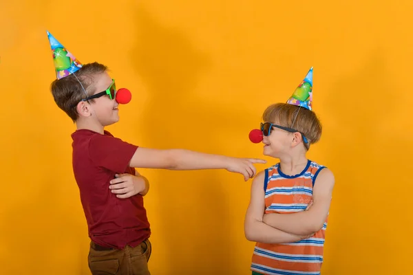 Zwei Brüder Ferienmützen Clownsnase Und Sonnenbrille Haben Spaß Miteinander — Stockfoto