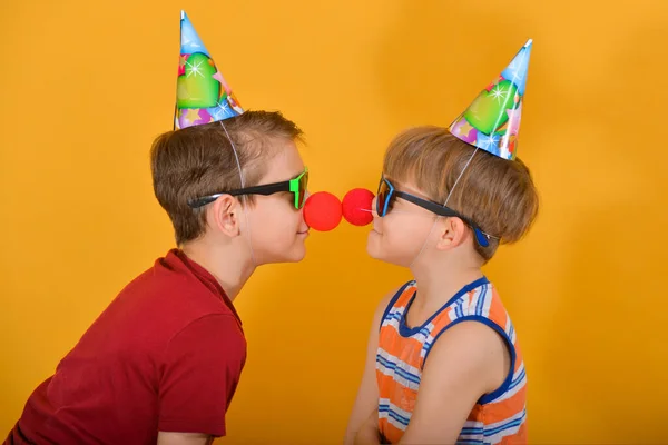 Zwei Brüder Ferienmützen Mit Clownsnase Stehen Dicht Beieinander — Stockfoto