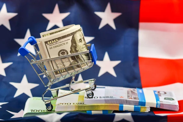 Американский Доллар Поднимается Выше Евро Фоне Американского Флага Концепции Падения — стоковое фото