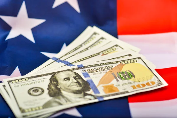 Amerikai Dollár Hátterében Amerikai Zászló Amerikai Gazdaság Függetlensége Fenntarthatósága Áll — Stock Fotó