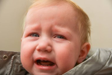 Çocuk gözyaşları içinde ağlıyor, çocuk sorunları..