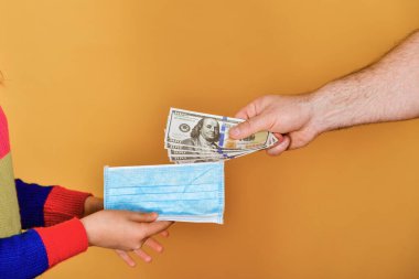 Tıbbi koruyucu maskelerin dolar karşılığı gizlice satılması. Koronavirüs, virüs, grip, enfeksiyonlara karşı koruma.