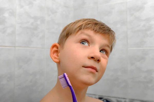 孩子在浴室里 手里拿着一把牙刷 — 图库照片