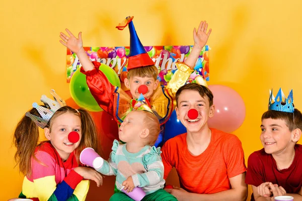 Κλόουν Παιδί Και Χαρούμενα Παιδιά Μια Εορταστική Εκδήλωση — Φωτογραφία Αρχείου
