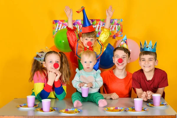 Cinco Niños Están Sentados Mesa Festiva Con Payaso Disfrazado Carnaval —  Fotos de Stock