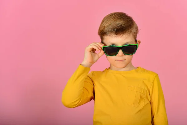 Czarujący Stylowy Chłopiec Pozujący Kamery Model Okularach Przeciwsłonecznych Żółtych Ubraniach — Zdjęcie stockowe