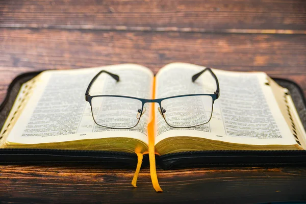 Bíblia Óculos Copos Vista Encontram Bíblia Aberta Uma Questão Presente — Fotografia de Stock