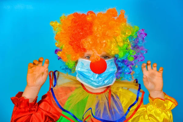 Baby Clown Mit Medizinischer Schutzmaske Gegen Coronavirus Auf Blauem Hintergrund — Stockfoto