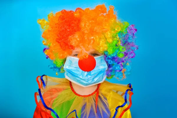 Clown Bambino Una Maschera Medica Protettiva Contro Coronavirus Uno Sfondo — Foto Stock