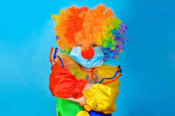 Clown Bambino Una Maschera Medica Protettiva Contro Coronavirus Uno Sfondo — Foto Stock