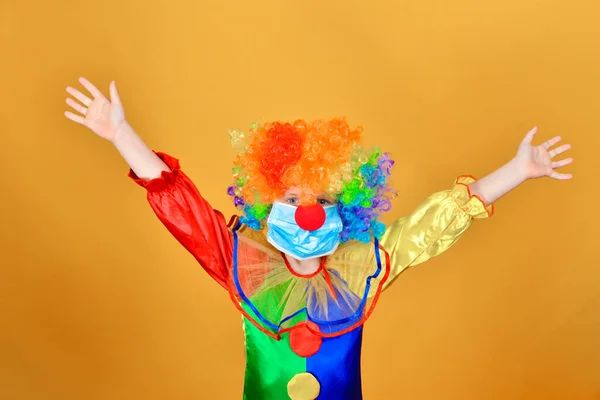 Gioioso Clown Bambino Una Maschera Medica Protettiva Coronavirus Uno Sfondo — Foto Stock