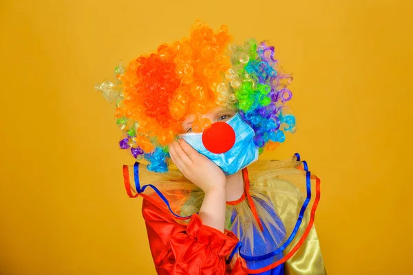 Triste Triste Bébé Clown Dans Masque Médical Protection Contre Coronavirus — Photo