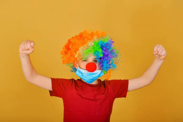 一个戴着保护膜的儿童小丑敦促你仔细检查考罗那韦的迹象 — 图库照片