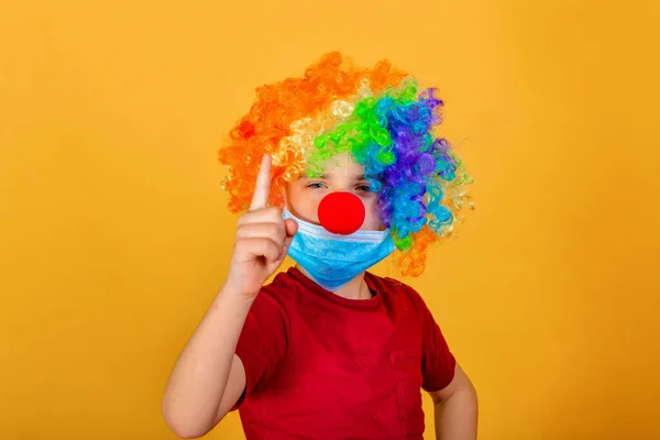 Koruyucu Maskeli Bir Çocuk Palyaço Koronavirüs Belirtilerini Dikkatle Incelemenizi Ister — Stok fotoğraf
