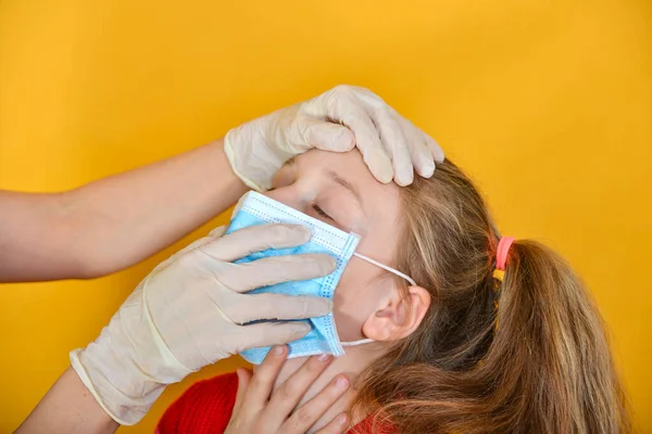 Médecin Gants Médicaux Examine Une Fille Dans Masque Protecteur Pour — Photo