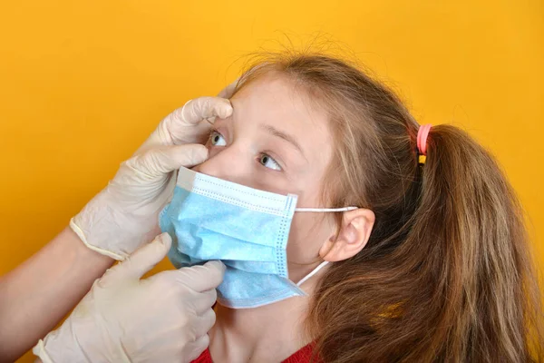 Médecin Gants Médicaux Examine Une Fille Dans Masque Protecteur Pour — Photo