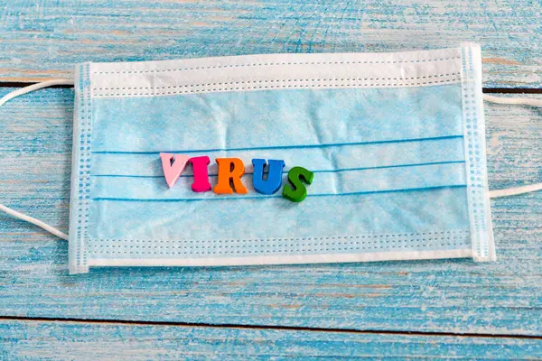 Mavi Arkaplanda Renkli Harflerle Yazılmış Bir Virüs — Stok fotoğraf