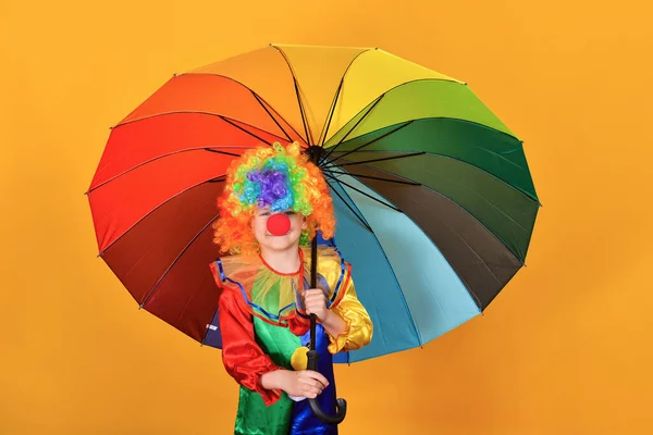 Klaun Dítě Masce Velkým Barevným Deštníkem Žlutém Pozadí Vytváří Slavnostní — Stock fotografie