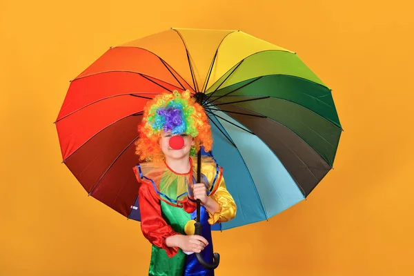 Criança Palhaço Uma Máscara Com Grande Guarda Chuva Colorido Fundo — Fotografia de Stock