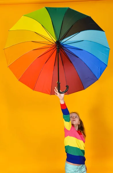 Una Ragazza Con Maglione Colorato Tiene Mano Ombrello Multicolore Uno — Foto Stock