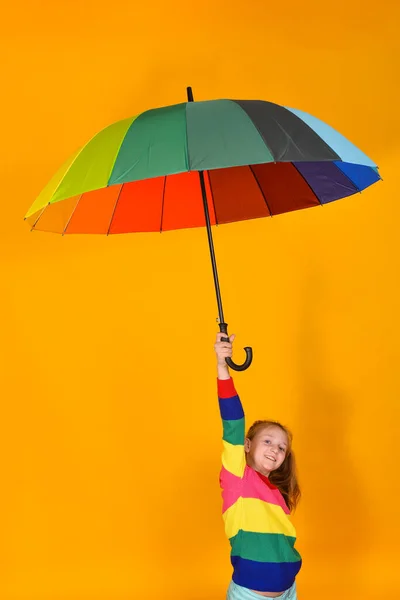 Una Ragazza Con Maglione Colorato Tiene Mano Ombrello Multicolore Uno — Foto Stock