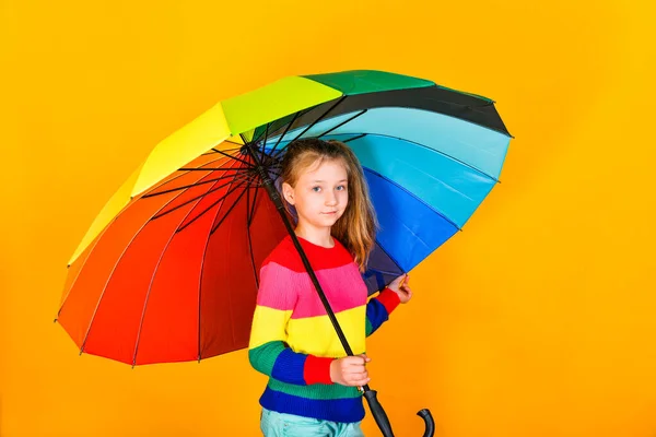 Una Ragazza Con Maglione Colorato Tiene Mano Ombrello Multicolore Uno — Foto Stock