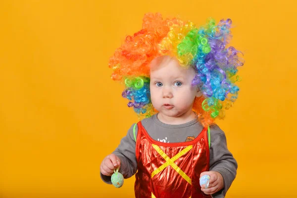 Malé Dítě Dívka Paruce Klauna Drží Rukou Velikonoční Vajíčka — Stock fotografie