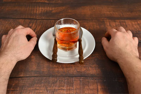 Uomo Affronta Dipendenza Alcol Cognac Piatto Con Una Forchetta Coltello — Foto Stock