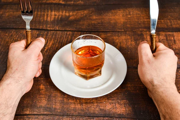 Egy Asztalnál Ülő Férfi Megpróbál Megbirkózni Alkoholfüggőséggel Egy Üveg Alkohollal — Stock Fotó