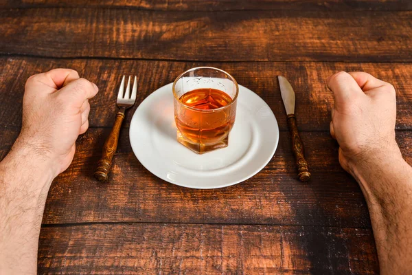 Homme Assis Une Table Tente Faire Face Dépendance Alcool Récipient — Photo