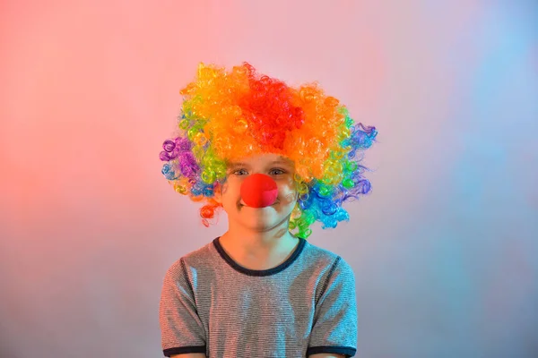 Fröhliches Kind Mit Clownsperücke Blickt Die Kamera — Stockfoto