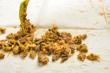 Kadın aşçı Pide 'ye kızarmış et serper, shawarma pişirir.