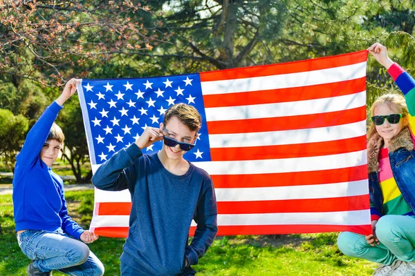 Tonårskille Solglasögon Med Vänner Bakgrunden Den Amerikanska Flaggan — Stockfoto